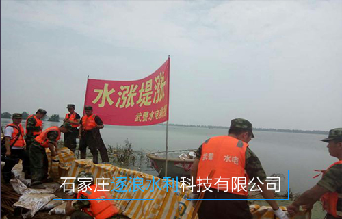 河北沿海地區(qū)，現(xiàn)場(chǎng)為堵水墻建設(shè)工作進(jìn)行中